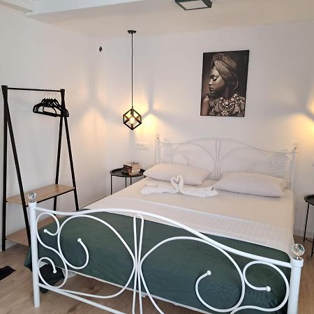 Appartement Studio Apartman Maris à Zadar Extérieur photo